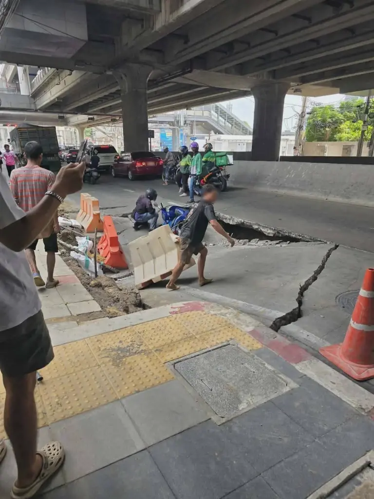 ถนนทรุดตัว หน้ารพ.วิชัยเวช จรัญสนิทวงศ์ การจราจรเป็นอัมพาต แนะเลี่ยงเส้นทาง