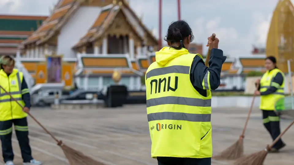 เสื้อวิบวับอัพไซเคิลจากขวดพลาสติก PET รีไซเคิล