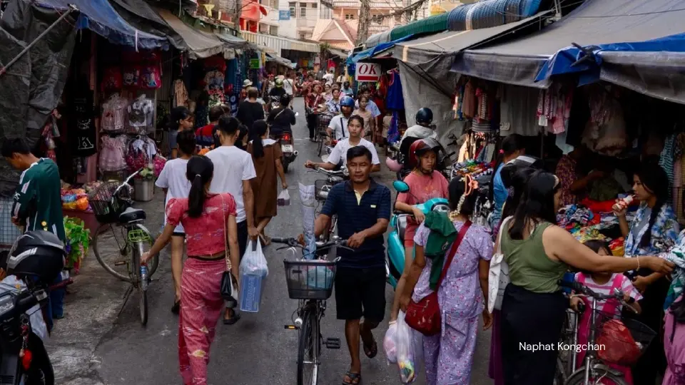 แรงงานเมียนมาจับจ่ายซื้อของที่ตลาดพาเจรn