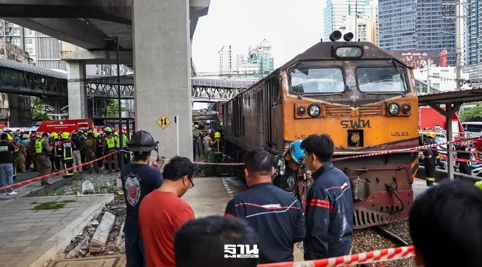 รถไฟชนรถโดยสารประจำทางบริเวณจุดตัดทางรถไฟมักกะสันกับถนนอโศก–ดินแดง