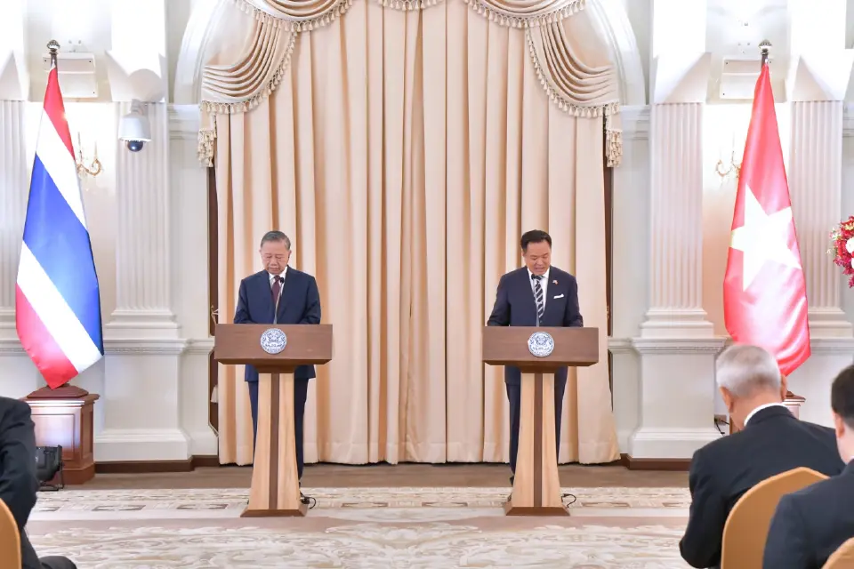 นายกรัฐมนตรีและเลขาธิการใหญ่พรรคคอมมิวนิสต์เวียดนามและประธานาธิบดีแห่งสาธารณรัฐสังคมนิยมเวียดนาม แถลงข่าวร่วม ณ ตึกสันติไมตรี ทำเนียบรัฐบาล วันที่ 28 พฤษภาคม 2569