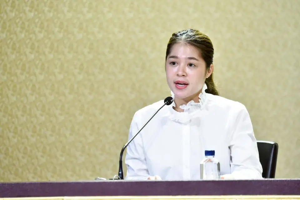 นางสาวพลอยทะเล ลักษมีแสงจันทร์ รองโฆษกประจำสำนักนายกรัฐมนตรี