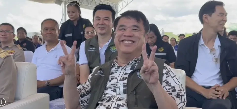 นายสุริยะ จึงรุ่งเรืองกิจ ชูนิ้วสู้ตายให้กับสื่อมวลชน