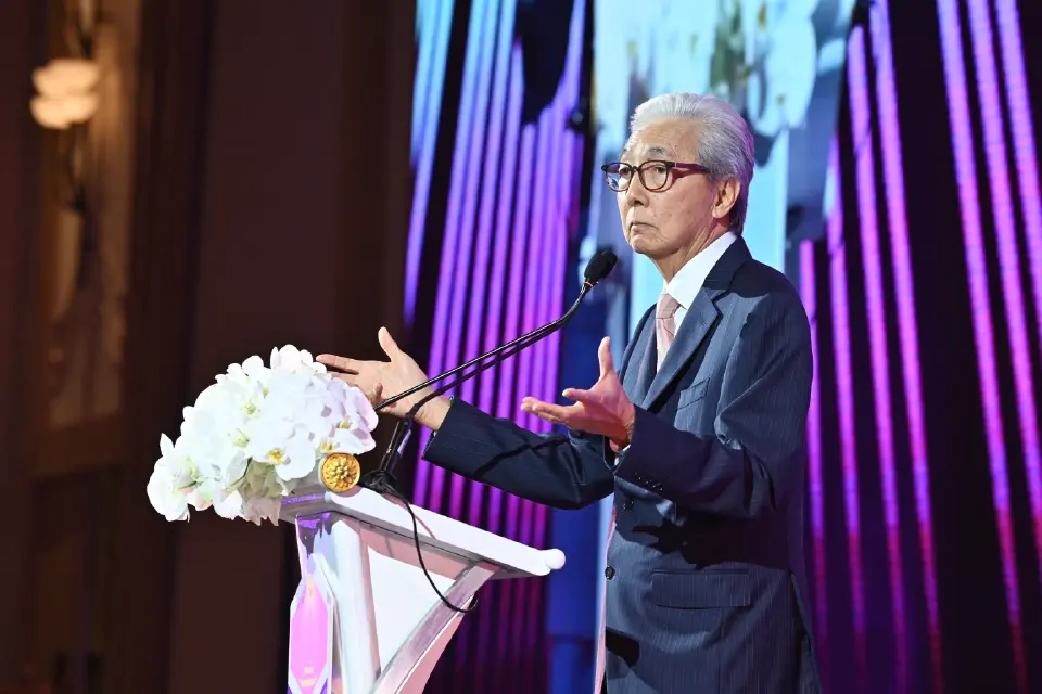ดร.สมคิด จาตุศรีพิทักษ์ อดีตรองนายกรัฐมนตรี กล่าวปาฐกถาพิเศษในงาน "Triam Udom Dinner Talk 2026 เตรียมอุดมฯ คิด: เศรษฐกิจพ้นภัย" ซึ่งจัดโดยสมาคมนักเรียนเก่าเตรียมอุดมศึกษา