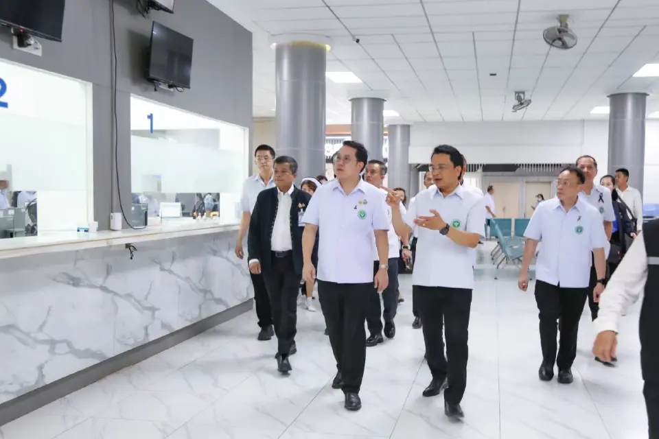 นายพัฒนา พร้อมพัฒน์ รมว.สาธารณสุข ลงพื้นที่ติดตามการดำเนินงานและแผนเตรียมความพร้อมด้านสาธารณสุขในสถานการณ์อุทกภัย รพ.หาดใหญ่ จ.สงขลา