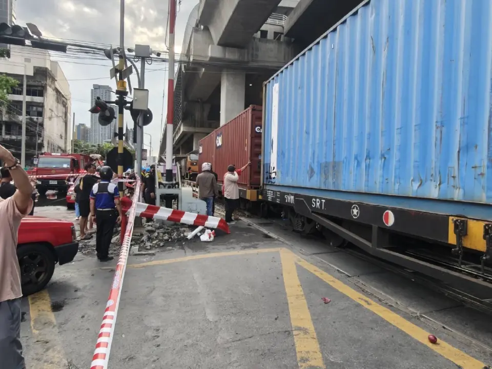 อธิบดีกรมขนส่งทางราง สั่งเร่งสอบสาเหตุ รถไฟสินค้าชนรถเมล์อโศก-ดินแดง
