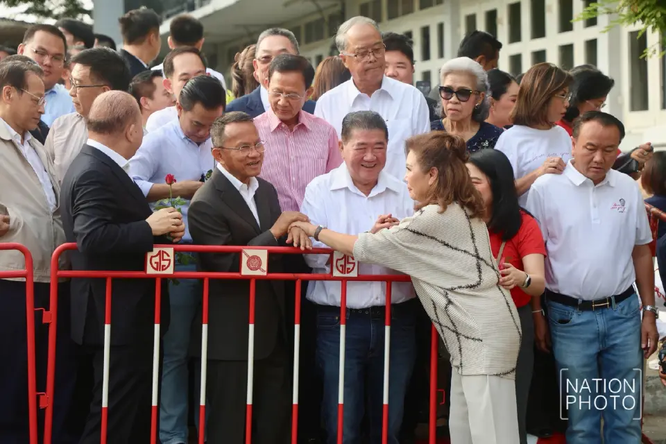ครอบครัว แกนนำพรรคเพื่อไทย และกลุ่มผู้สนับสนุนรอรับนายทักษิณ