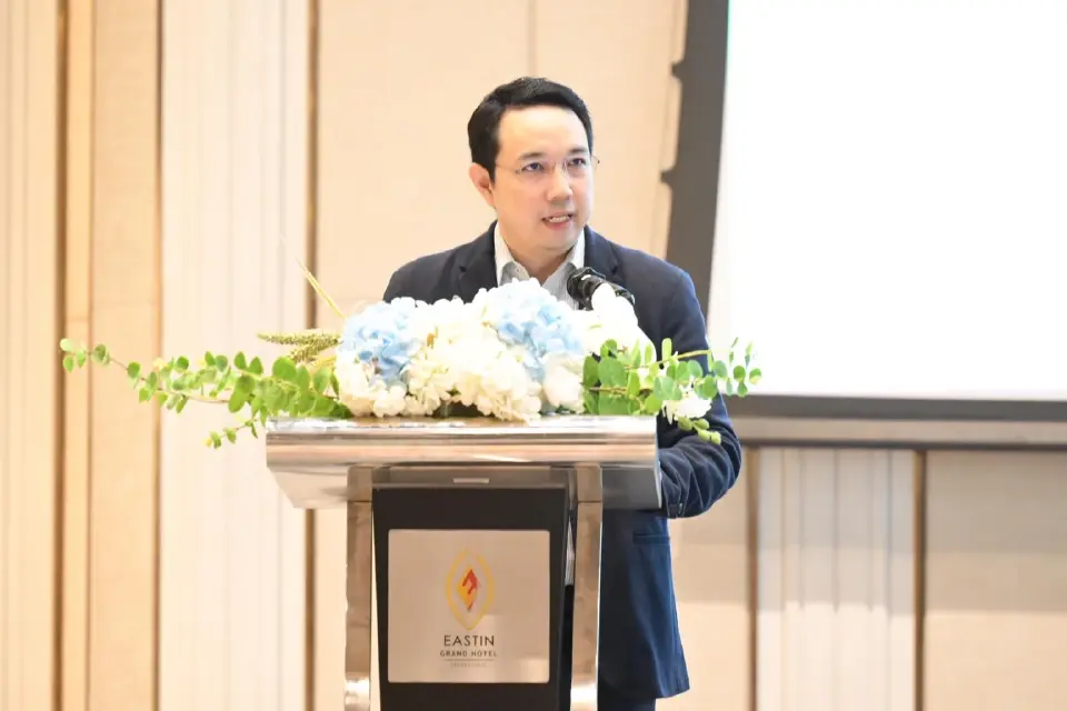 นายโกสินทร์ พึงโสภณ Principal Economist จาก ธนาคารพัฒนาเอเชีย หรือ ADB