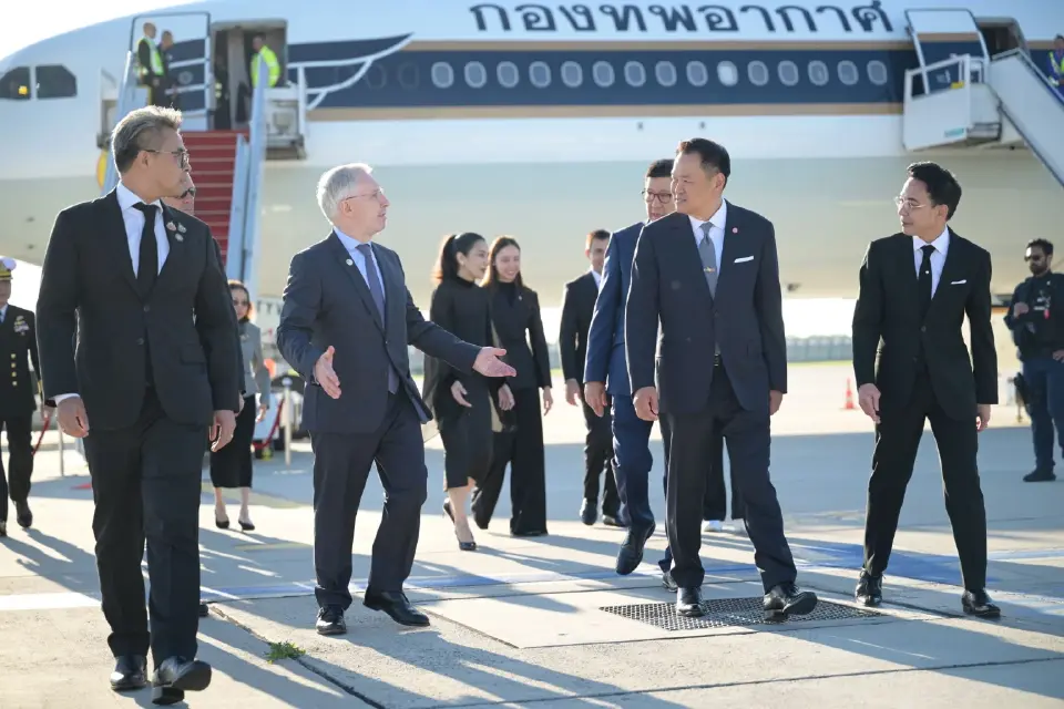 นายกรัฐมนตรี พร้อมด้วยคณะ ได้เดินทางถึงท่าอากาศยานนานาชาติปารีส-ออร์ลี กรุงปารีส สาธารณรัฐฝรั่งเศส