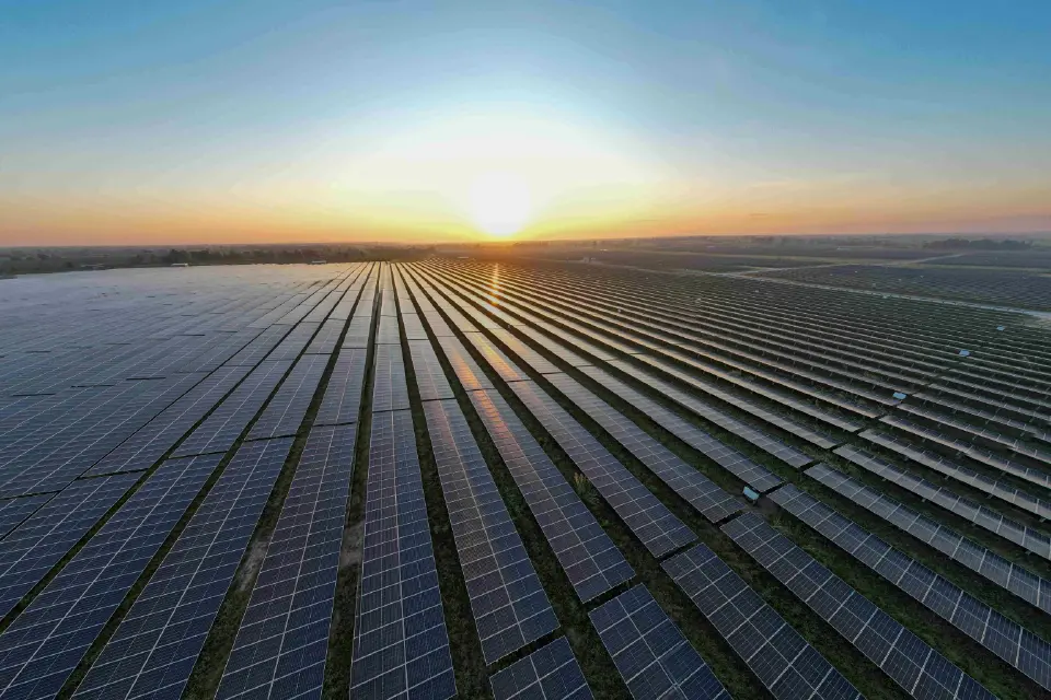 โครงการโรงไฟฟ้าพลังงานแสงอาทิตย์แบบติดตั้งบนพื้นดิน (solar farms)