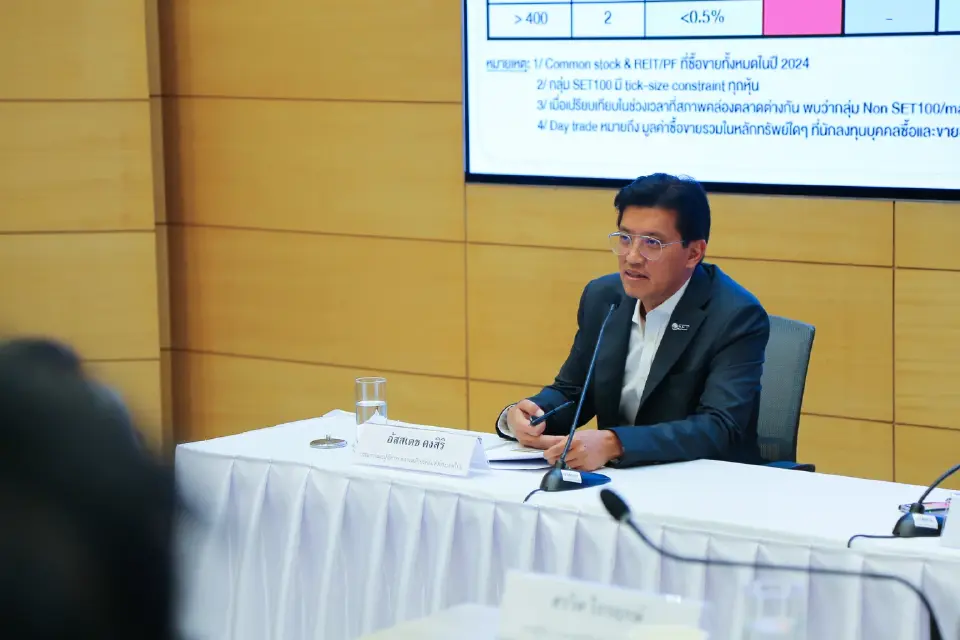 นายอัสสเดช คงสิริ กรรมการและผู้จัดการ ตลาดหลักทรัพย์แห่งประเทศไทย (ตลท.) เปิดเผยว่า ในตอนนี้ตลาดหลักทรัพย์ฯ อยู่ระหว่างทบทวนมาตรการกำกับดูแลการซื้อขาย เพื่อเพิ่มประสิทธิภาพในการยกระดับความเชื่อมั่นของผู้ลงทุนและผู้เกี่ยวข้องในตลาดทุน สอดคล้องกับแผนยุทธศาสตร์ในการสร้างโอกาส เพิ่มสภาพคล่อง และเสริมความเชื่อมั่น