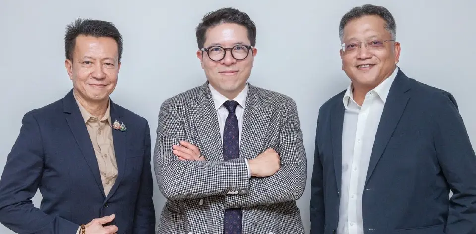 เอกราช นิโรจน์ ประธานเจ้าหน้าที่บริหารสายงานลูกค้า SCGP (ขวา), รวิศ หาญอุตสาหะ ประธานเจ้าหน้าที่ บริหาร, บริษัท ศรีจันทร์สหโอสถ จำกัด (กลาง), ชาคริต ดิเรกวัฒนชัย เลขาธิการ,  สมาคมการตลาดแห่งประเทศไทย