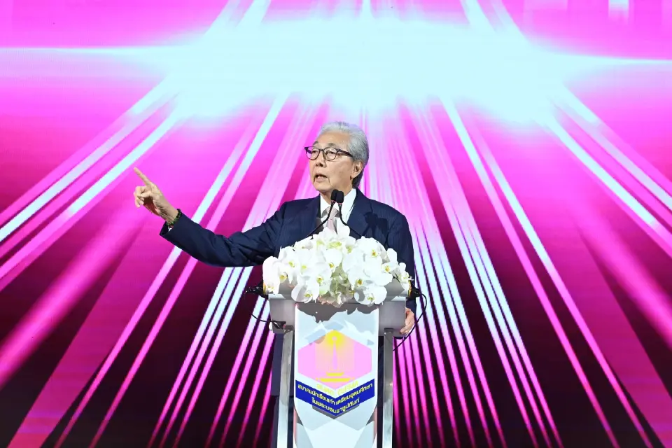 ดร.สมคิด จาตุศรีพิทักษ์ อดีตรองนายกรัฐมนตรี กล่าวปาฐกถาพิเศษในงาน "Triam Udom Dinner Talk 2026 เตรียมอุดมฯ คิด: เศรษฐกิจพ้นภัย"