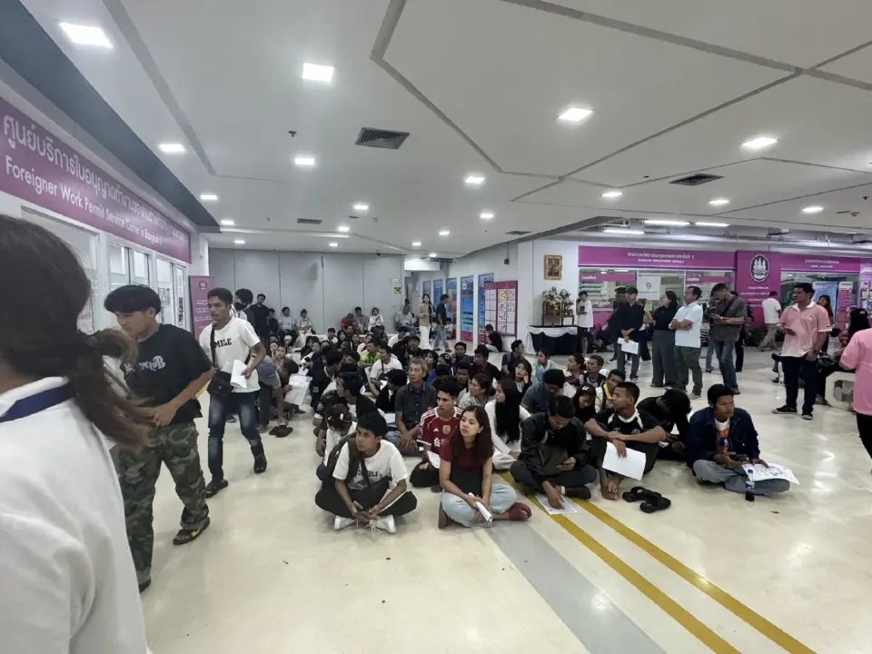 แรงงานต่างด้าวรอคิดต่ออายุใบอนุญาตทำงานแรงงานต่างด้าว ผ่านระบบดิจิทัล e-WorkPermit