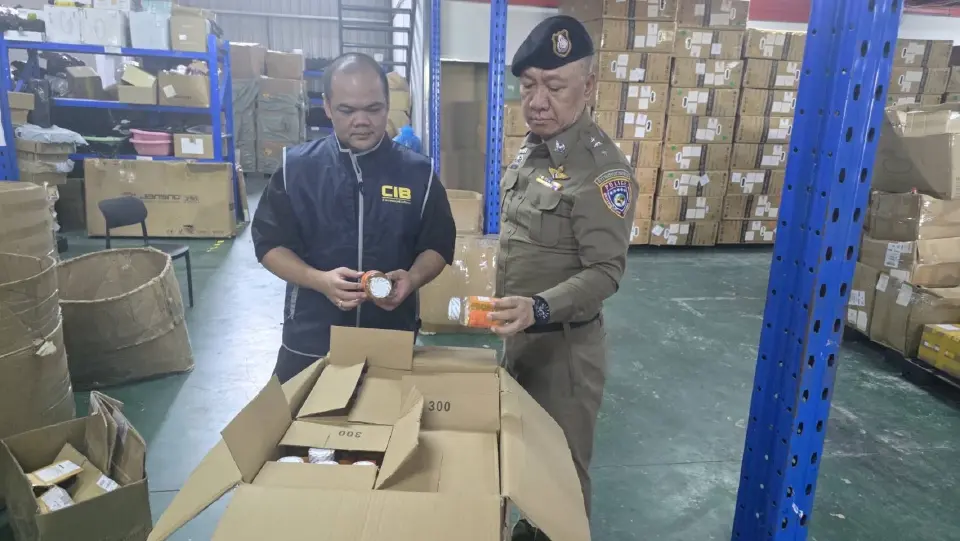 เจ้าหน้าที่นำหมายค้นศาลอาญามีนบุรี เข้าตรวจค้นโกดังดังกล่าวและตรวจยึดของกลาง อาหารเสริมแมกนีเซียม สวมเลข อย. ปลอม