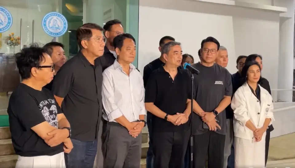นายอภิสิทธิ์ เวชชาชีวะ หัวหน้าพรรคประชาธิปัตย์กล่าวว่า พรรคขอแสดงความยินดีกับนายชัชชาติที่ได้รับความไว้วางใจจากประชาชนอีกสมัย