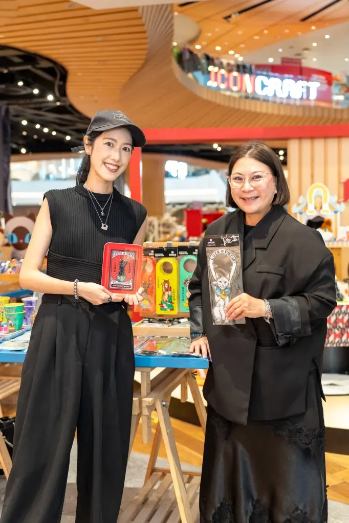 ปิยะพร อังอุบลกุล เจ้าของแบรนด์ DAROON และปารีสา จาตนิลพันธุ์ ที่ปรึกษาด้าน Corporate Partnership ไอคอนคราฟต์ 