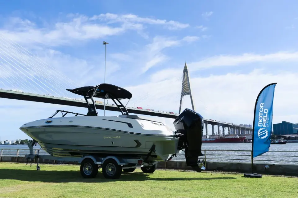 Bayliner พร้อม Mercury Outboard จอดริมน้ำ หน้าสะพานพระราม 9 ในงานเปิดตัว Motor Field Marine