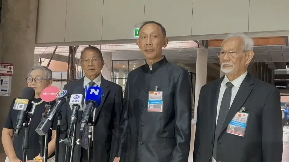 พล.อ.อนันตพร กาญจนรัตน์ อดีต สว. และอดีตประธาน กมธ.ไอซีที วุฒิสภา เข้าชี้แจงผลการตรวจสอบคุณสมบัติ นพ.สรณ บุญใบชัยพฤกษ์ ประธาน กสทช. ต่อ กมธ.ไอซีที วุฒิสภา