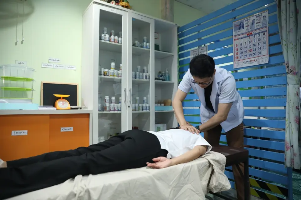 สปสช. ย้ำ สิทธิบัตรทอง คลุมบริการ "แพทย์แผนไทย" นวด–สมุนไพร–ฟื้นฟูแม่หลังคลอด
