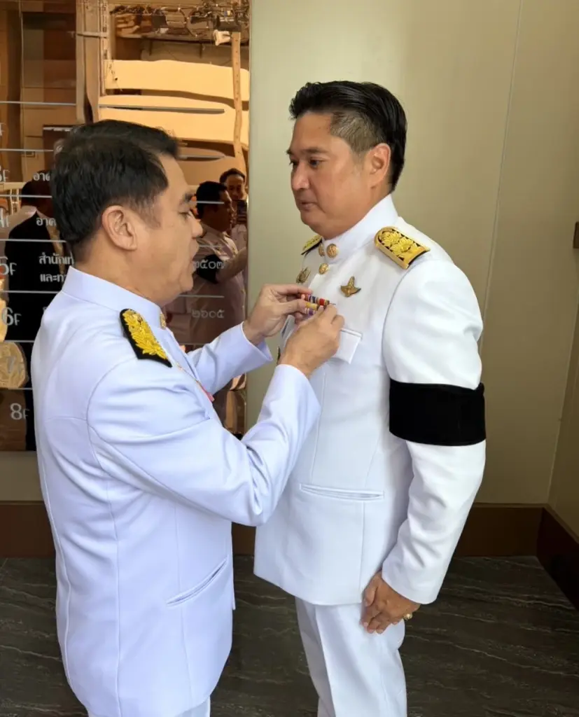 นายสุริยะ จึงรุ่งเรืองกิจ รมว.เกษตรและสหกรณ์ ประดับแพรแถบเครื่องราชอิสริยาภรณ์ มปช ให้ นายรพีภัทร์ จันทรศรีวงศ์ อธิบดีกรมวิชาการเกษตร