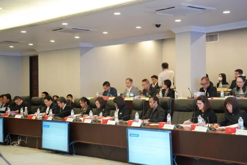 บรรยากาศการประชุมคณะกรรมการกองทุนหมู่บ้านและชุมชนเมืองแห่งชาติ (กทบ.) ที่ห้องประชุม 301 ตึกบัญชาการ 1 ทำเนียบรัฐบาล มีมติเห็นชอบดำเนินโครงการ "ไทยช่วยไทย เพิ่มทุน ดอกเบี้ยคนละครึ่ง"