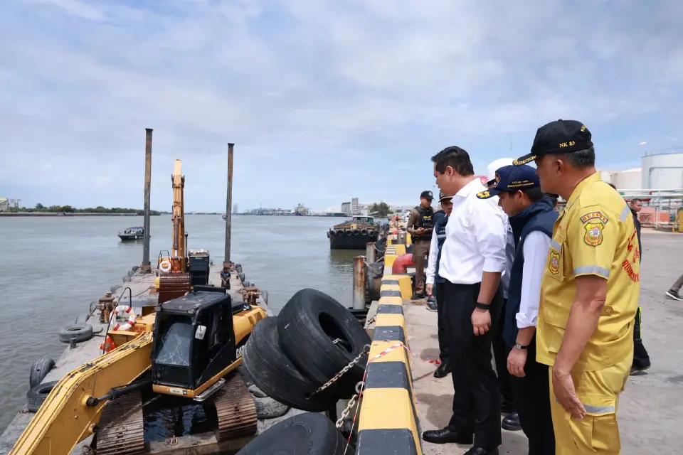 สรรเพชญ บุญญามณี รมช.คมนาคม ลงพื้นที่ติดตามเหตุโป๊ะเรือล่ม อ. พระสมุทรเจดีย์ จ.สมุทรปราการ