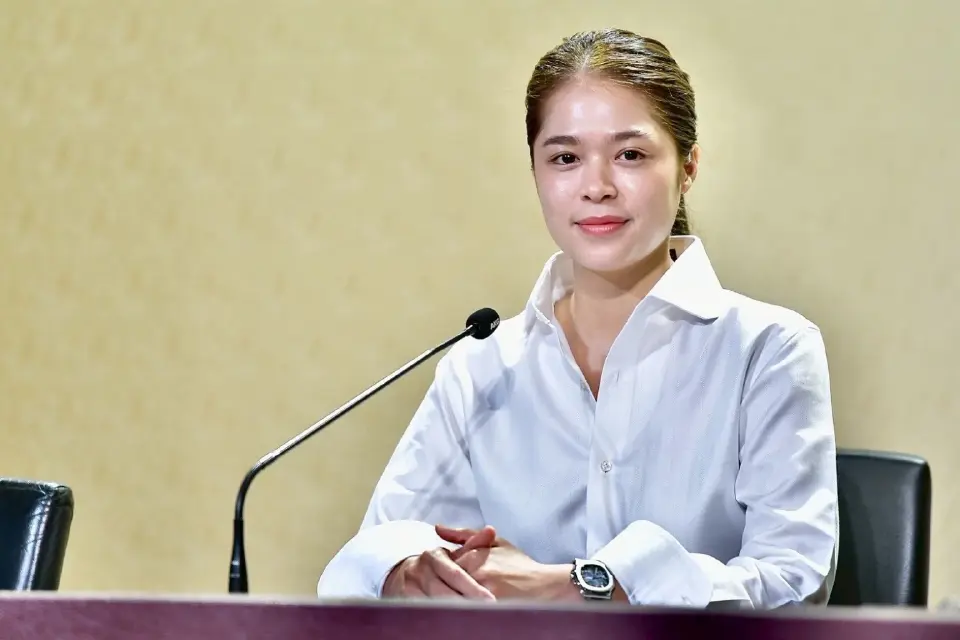 นางสาวพลอยทะเล ลักษมีแสงจันทร์ รองโฆษกประจำสำนักนายกรัฐมนตรี