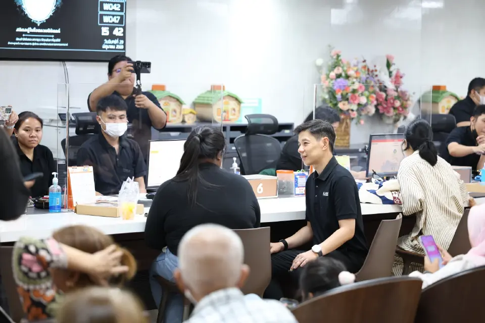 บรรยากาศประชาชนเดินทางมาลงนามสัญญาเงินกู้และดำเนินการทำนิติกรรม