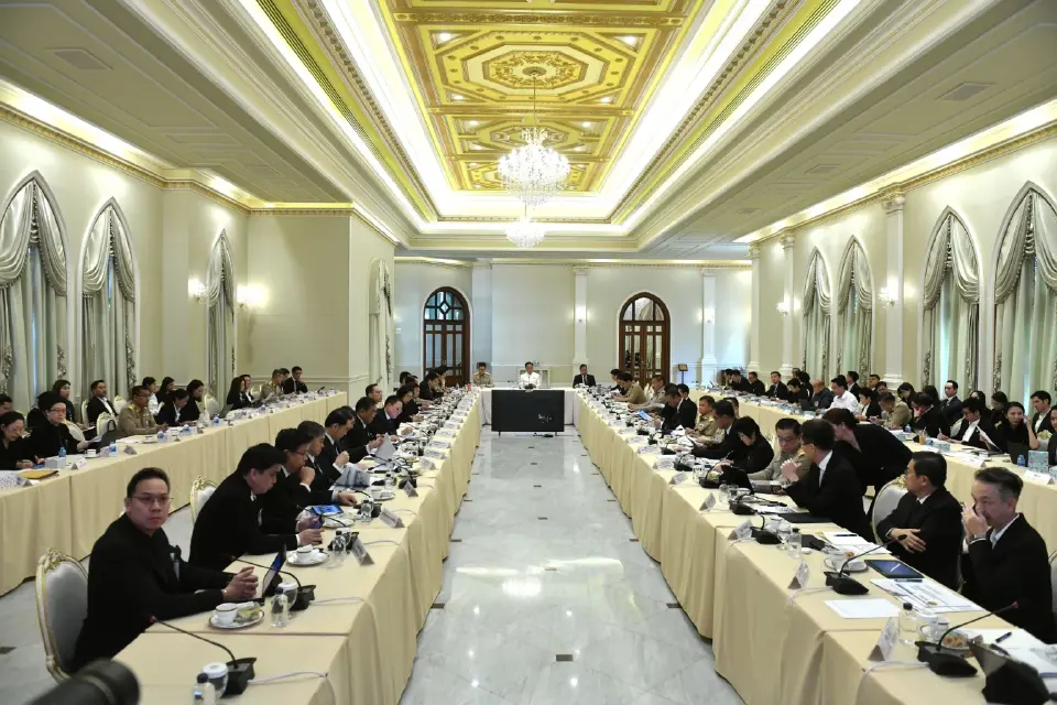 นายกรัฐมนตรีและรัฐมนตรีว่าการกระทรวงมหาดไทย เป็นประธานการประชุมคณะกรรมการร่วมภาครัฐและเอกชนเพื่อแก้ไขปัญหาทางเศรษฐกิจ (กรอ.) 