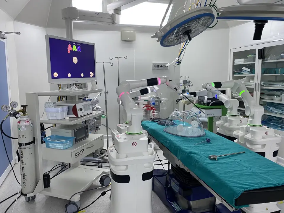 หุ่นยนต์ช่วยผ่าตัดด้วยเทคโนโลยี Modular Robotic Surgery จากประเทศอังกฤษ ในห้องผ่าตัดจริง