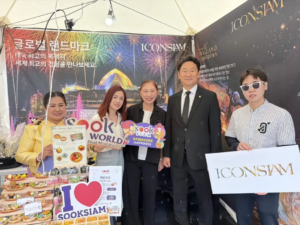 ผู้บริหารและทีมงานไอคอนสยาม พร้อมพาร์ทเนอร์เกาหลี ร่วมถ่ายภาพที่บูธ Sook Siam ในงาน Sawasdee Seoul Thai Festival 2026 กรุงโซล