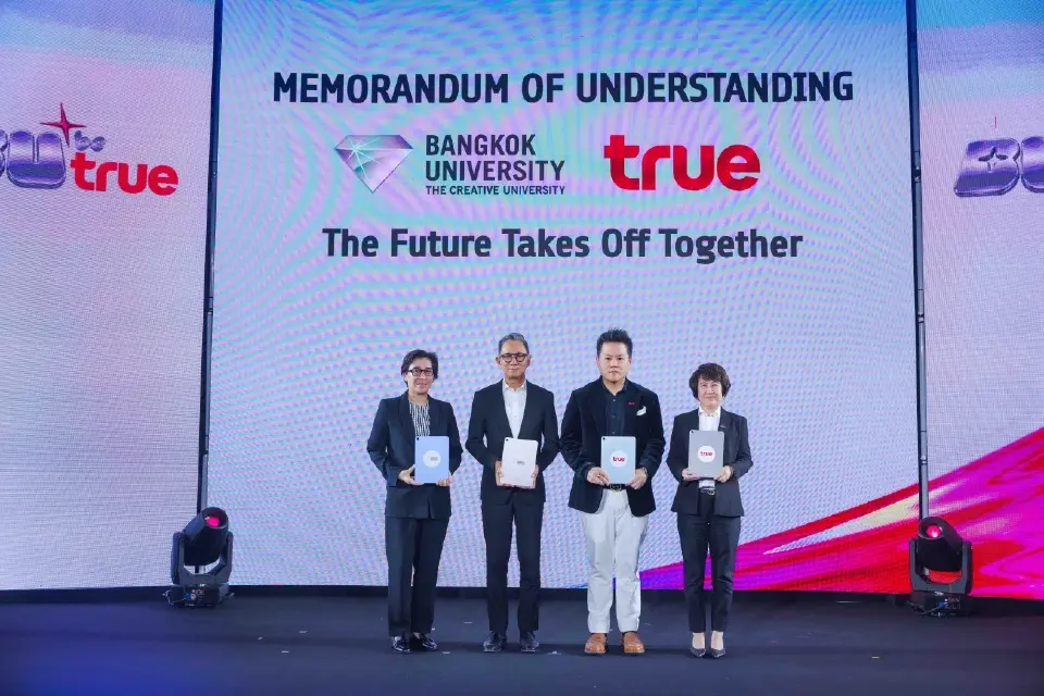 ผศ.สรรเสริญ มิลินทสูต, ผศ.ดร.อรรยา สิงห์สงบ, โอลิเวอร์ กิตติพงษ์ วีระเตชะ, และ ศรินทร์รา วงศ์ศุภลักษณ์ ลงนามความร่วมมือโครงการ BU be TRUE ระหว่างมหาวิทยาลัยกรุงเทพและบมจ. ทรู คอร์ปอเรชั่น เพื่อร่วมบ่มเพาะและสร้าง Future Leader ตั้งแต่การเรียนรู้จากผู้เชี่ยวชาญในอุตสาหกรรม การลงมือทำโจทย์จริงจากภาคธุรกิจ การเข้าถึงเทคโนโลยีและเครื่องมือดิจิทัล การพัฒนา Portfolio ที่ใช้ได้จริง ไปจนถึงเปิดโอกาสสู่การฝึกงาน การจ้างงาน และเส้นทางอาชีพในอนาคต ณ Studio 4 คณะนิเทศศาสตร์ มหาวิทยาลัยกรุงเทพ จ.ปทุมธานี