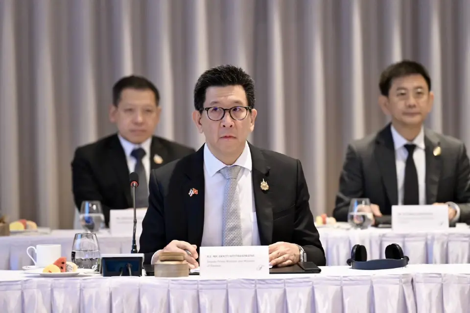 เอกนิติ  นิติทัณฑ์ประภาศ รองนายกรัฐมนตรีและรัฐมนตรีว่าการกระทรวงการคลัง
