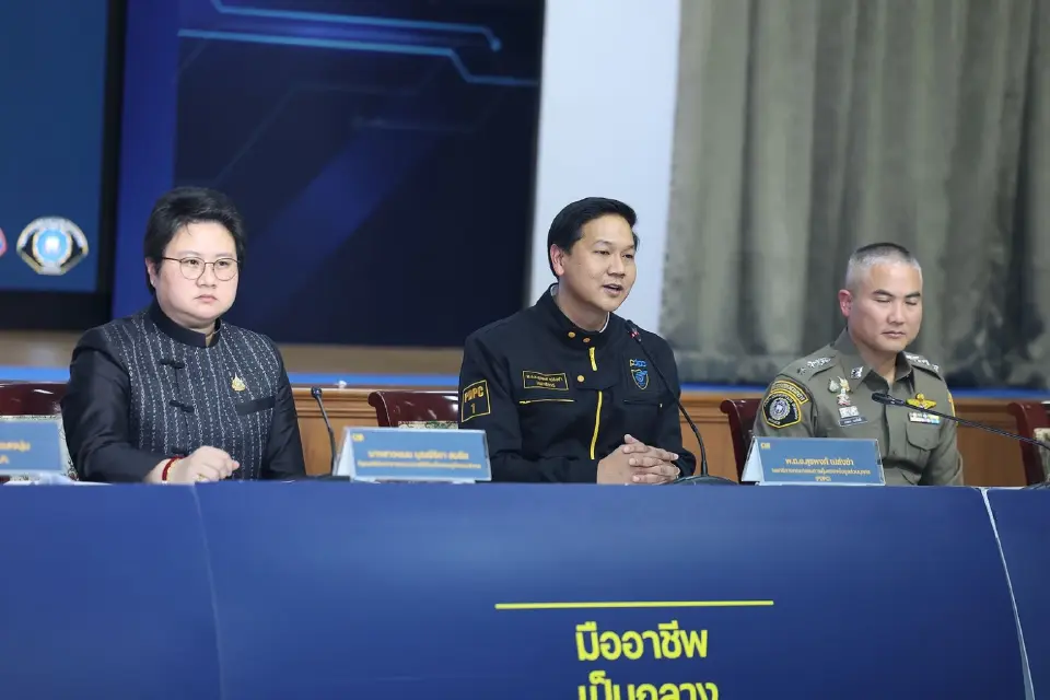 พ.ต.อ.สุรพงศ์ เปล่งขำ เลขาธิการคณะกรรมการคุ้มครองข้อมูลส่วนบุคคล (สคส.)แถลงข่าวร่วมกับ  นางสาวแนน บุณย์ธิดา สมชัย รัฐมนตรีช่วยว่าการกระทรวงดิจิทัลเพื่อเศรษฐกิจและสังคม 