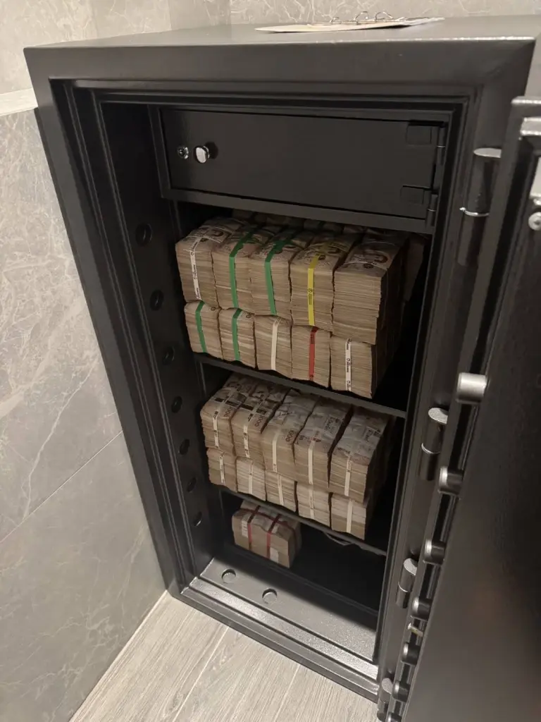 DSI เปิดเผย เงินสดเต็มตู้เซฟ ภาพของกลางระลอกแรก จากปฏิบัติการ Shutdown the Laundering ทลายรัง Forex 