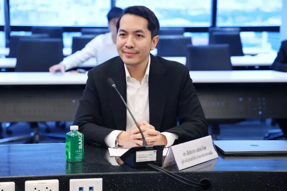 ดร.สันติธาร เสถียรไทย กรรมการผู้ช่วยรัฐมนตรีประจำกระทรวงการคลัง 