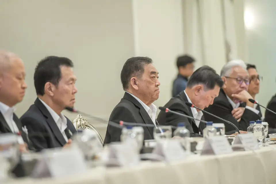 นายพจน์ อร่ามวัฒนานนท์ ประธานกรรมการหอการค้าไทยและสภาหอการค้าแห่งประเทศไทย นำคณะกรรมการหอการค้าไทยและสภาหอการค้าแห่งประเทศไทย เข้าเยี่ยมคารวะนายกรัฐมนตรีและรัฐมนตรีว่าการกระทรวงมหาดไทย เพื่อแลกเปลี่ยนความคิดเห็นในประเด็นเกี่ยวกับเศรษฐกิจและการค้า