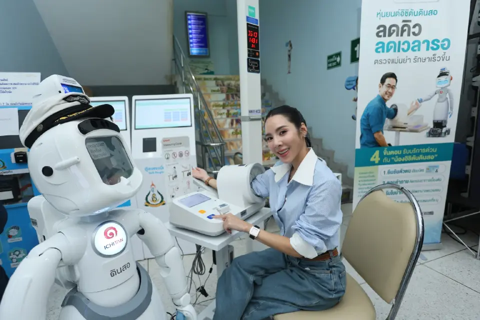 เบเบ้-ธันย์ชนก ฤทธินาคา นักร้อง นักแสดง และนางแบบหญิงชาวไทย กำลังสาธิตการใช้หุ่นยนต์ดินสอ AI