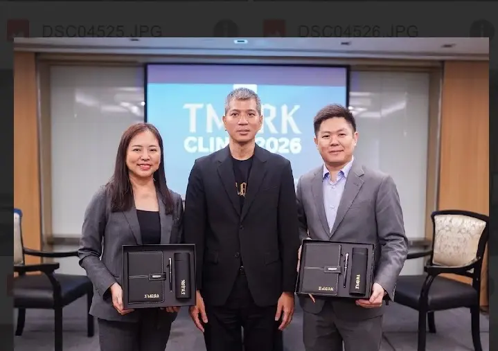 วิทยากรผู้ทรงคุณวุฒิและผู้แทนผู้ประกอบการที่ได้รับตราสัญลักษณ์ Thailand Trust Mark ถ่ายภาพร่วมกันในงาน T Mark Clinic 2026 พร้อมของที่ระลึกจากกรมส่งเสริมการค้าระหว่างประเทศ กระทรวงพาณิชย์ เพื่อแบ่งปันประสบการณ์สร้างแบรนด์ไทยสู่ตลาดโลก