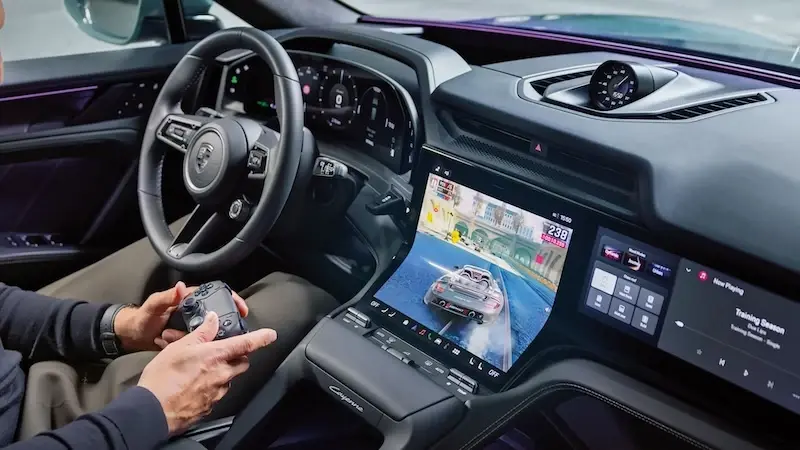 ภายใน Porsche Cayenne Electric พร้อม App Centre รองรับ Spotify, YouTube รวมถึงเล่นเกมผ่าน AirConsole