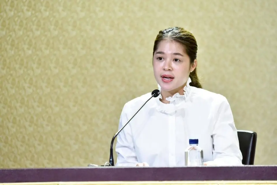 นางสาวพลอยทะเล ลักษมีแสงจันทร์ รองโฆษกประจำสำนักนายกรัฐมนตรี