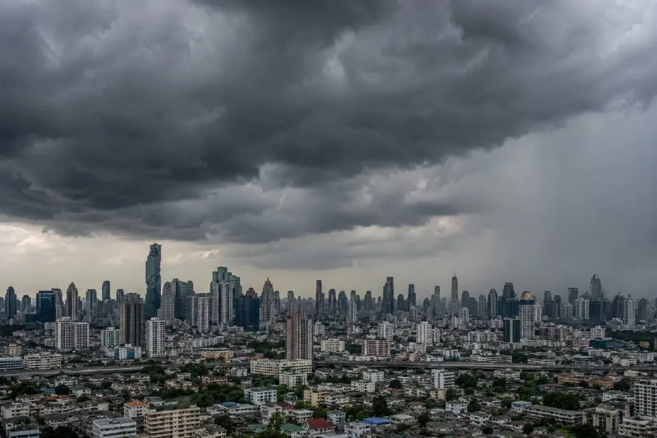 อุตุฯ เตือน กทม.-ปริมณฑล ฝนกระหน่ำ 70% ของพื้นที่ เฝ้าระวังตกฝนหนักบางแห่ง