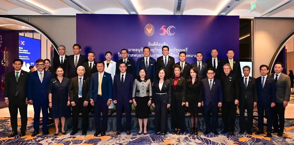 นายจุฬา สุขมานพ เลขาธิการคณะกรรมการนโยบายเขตพัฒนาพิเศษภาคตะวันออก (สกพอ.) หรือ EECO ร่วมคณะนายกรัฐมนตรีในโอกาสการเยือนเวียดนามอย่างเป็นทางการ