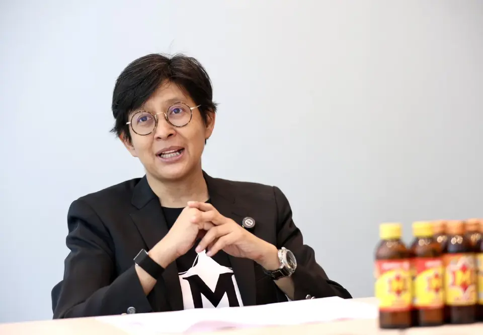 สาวนันทนา ขาวปลื้ม Chief Domestic Beverage Officer – Consumer &amp; Category Management บริษัท โอสถสภา จำกัด (มหาชน) 