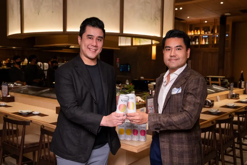 นายจักรกฤติ สายสมบูรณ์ ประธานเจ้าหน้าที่บริหาร บริษัท มากุโระ กรุ๊ป จำกัด (มหาชน)  และ นายติยะ ซอโสตถิกุล ประธานเจ้าหน้าที่บริหาร บริษัท SEACOBEV