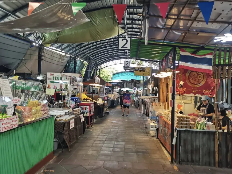 บรรยากาศพื้นที่แผงค้าภายในนิคมบ้านพักรถไฟ กม.11 (ตลาดโดม ปตท.) ของการรถไฟแห่งประเทศไทย (รฟท.)