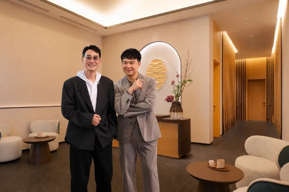 นายพัฒนพงศ์ รานุรักษ์ ประธานเจ้าหน้าที่บริหารและผู้ก่อตั้ง และนายธเนศ จิระเสวกดิลก ประธานเจ้าหน้าที่ฝ่ายการตลาดและผู้ร่วมก่อตั้ง บริษัท ดีวานา เวลเนส จำกัด หรือ แบรนด์ “Divana”