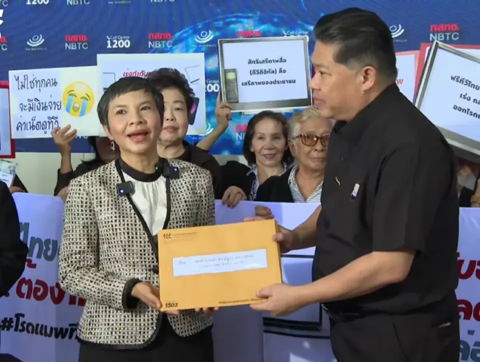 น.ส.สุภิญญา กลางณรงค์ ผู้ร่วมก่อตั้งภาคีโคแฟค (ประเทศไทย) และอดีตกรรมการ กสทช. ยื่นหนังสือต่อสำนักงาน กสทช. เร่งรัดอนาคตของทีวีดิจิทัลและการกำกับดูแล OTT