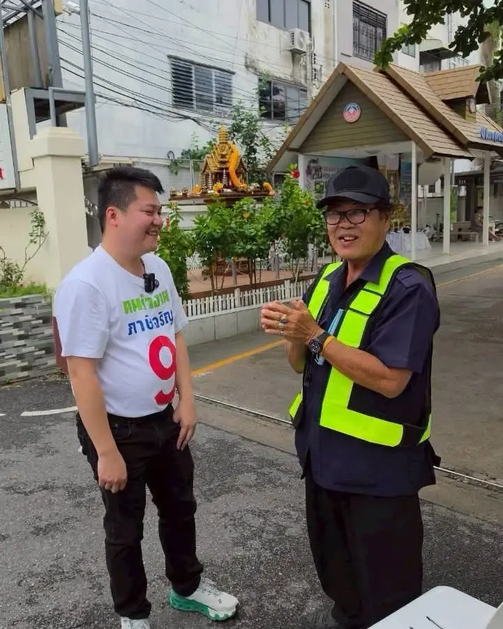 "กฤษฏ์ คงวุฒิปัญญา" ส.ก.ภาษีเจริญ เบอร์ 9 ลงพื้นที่รับฟังปัญหาจากเจ้าหน้าที่และคนในชุมชน เพื่อนำข้อมูลจริงจากพื้นที่มาพัฒนานโยบายแก้ปัญหาจราจรและโครงสร้างพื้นฐานในเขตภาษีเจริญ